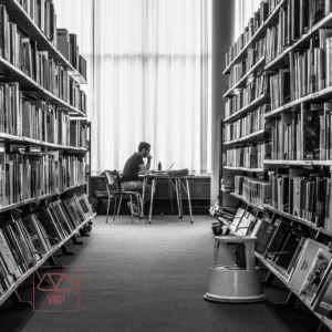 pesquisador na biblioteca