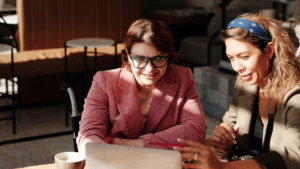 Duas mulheres fazendo o planejamento tributário para pequenas empresas.